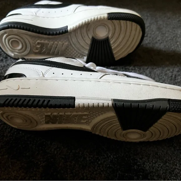 Nike Gamma Force Women’s 7.5 Sneakers - Picture 3 of 8